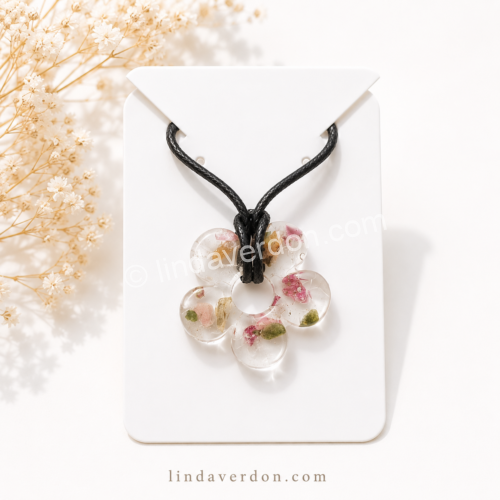 Pendentif Fleur du Cœur – Rhodonite naturelle & création artisanale