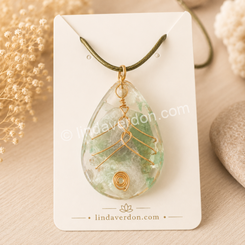 aventurine, pendentif aventurine, fil d'or, résine époxy, création artisanale, pierre naturelle, bijou artisanal, bol tibétain, connecteur doré, pièce unique, Linda Verdon
