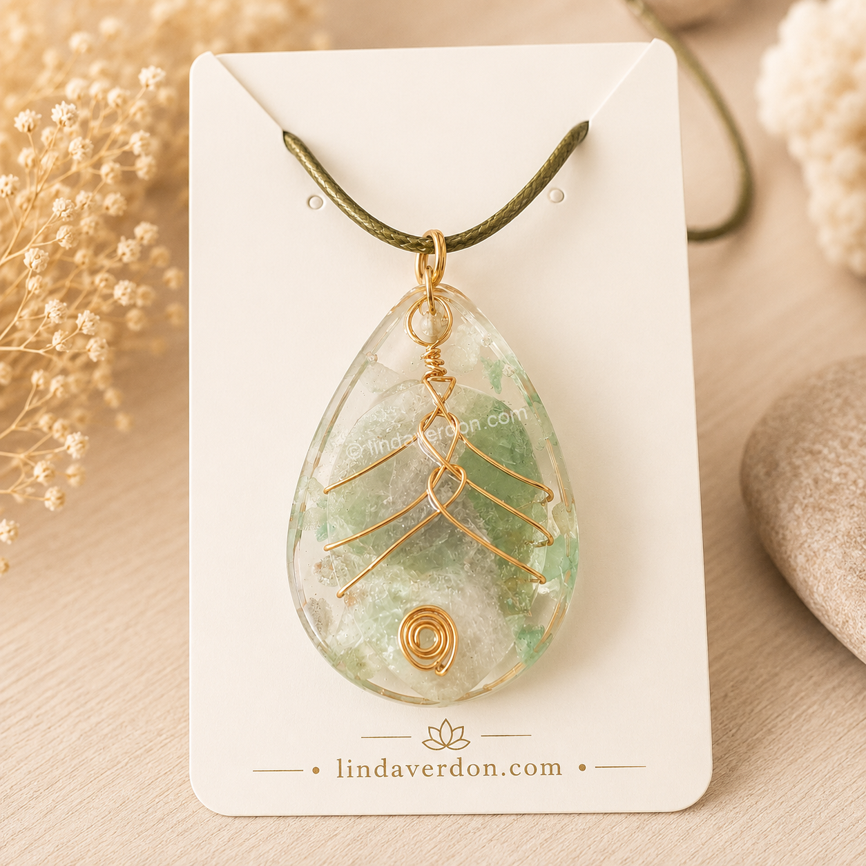 aventurine, pendentif aventurine, fil d'or, résine époxy, création artisanale, pierre naturelle, bijou artisanal, bol tibétain, connecteur doré, pièce unique, Linda Verdon