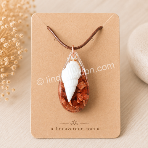 Découvrez un pendentif artisanal avec véritable fossile de Fleury-la-Rivière, Goldstone et cristal de roche. Une création unique préparée avec soin dans l'atelier Linda Verdon.