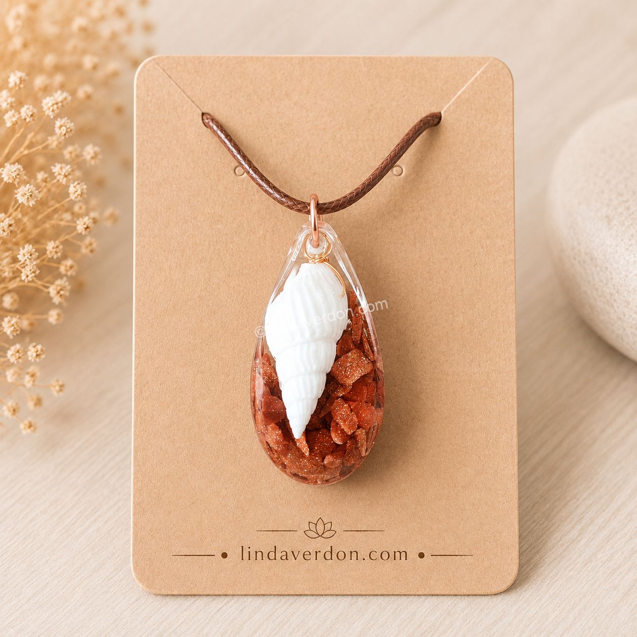 Découvrez un pendentif artisanal avec véritable fossile de Fleury-la-Rivière, Goldstone et cristal de roche. Une création unique préparée avec soin dans l'atelier Linda Verdon.