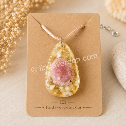 Découvrez ce pendentif en druzy naturelle, citrine et cristal de roche, réalisé à la main en résine époxy. Une création artisanale unique préparée avec soin dans l'atelier Linda Verdon.