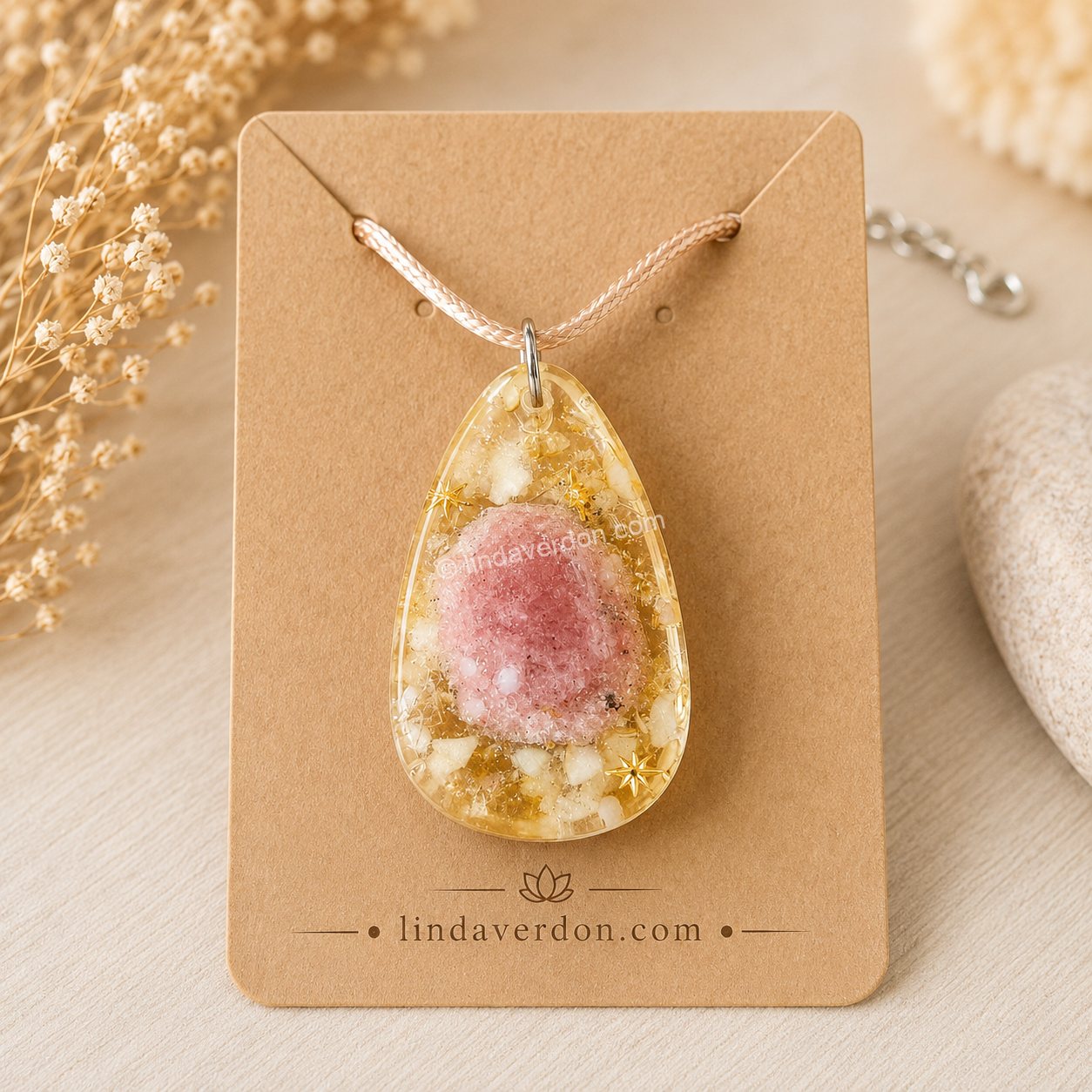 Découvrez ce pendentif en druzy naturelle, citrine et cristal de roche, réalisé à la main en résine époxy. Une création artisanale unique préparée avec soin dans l'atelier Linda Verdon.