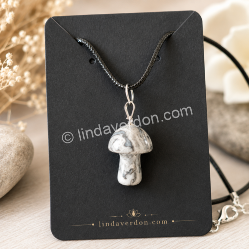 Craquez pour ce Pendentif Champignon Jaspe Picasso, une création artisanale réalisée en véritable jaspe Picasso. Sculpté en forme de champignon, ce bijou symbolique est préparé selon notre démarche vibratoire dans l'atelier Linda Verdon et livré avec son cordon.