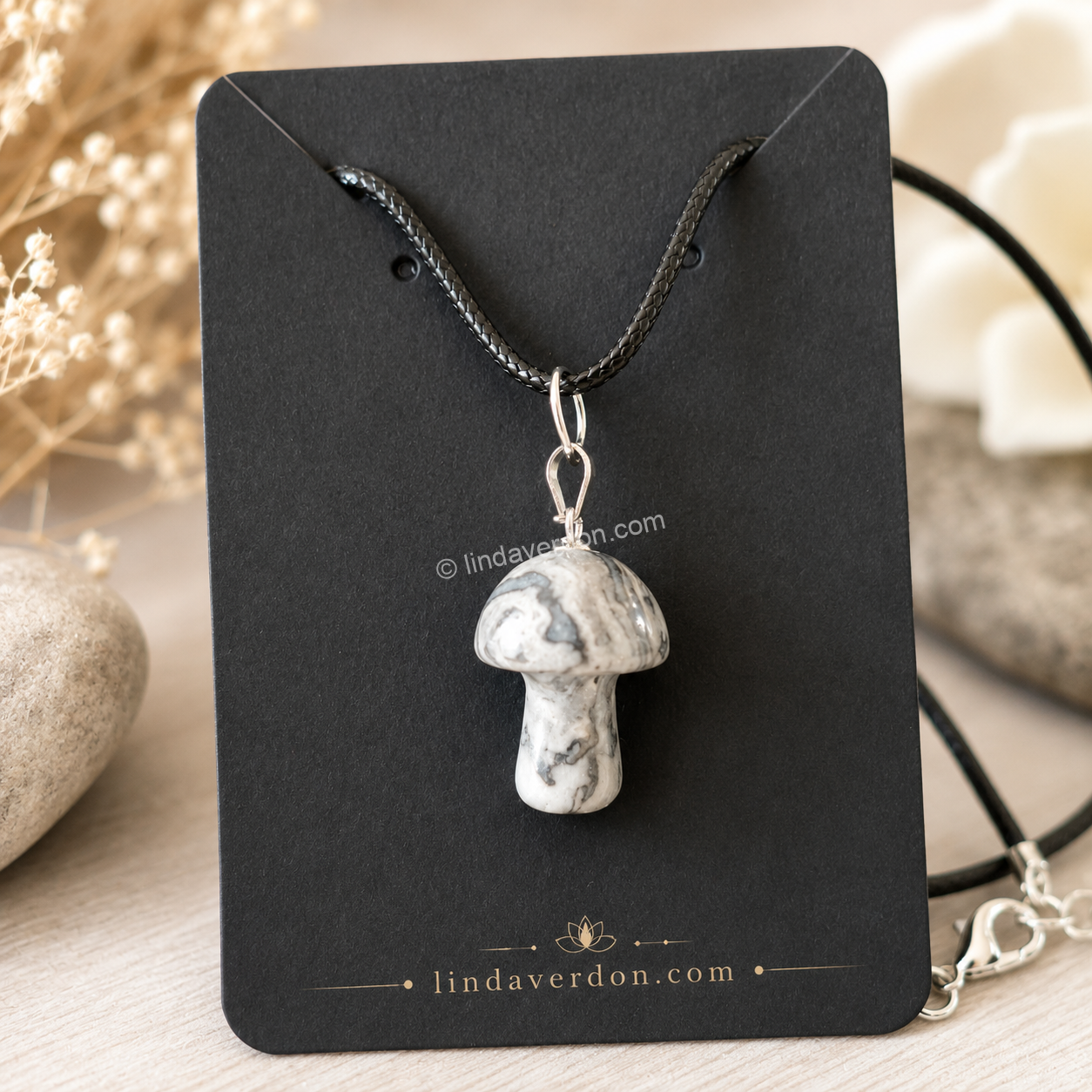Craquez pour ce Pendentif Champignon Jaspe Picasso, une création artisanale réalisée en véritable jaspe Picasso. Sculpté en forme de champignon, ce bijou symbolique est préparé selon notre démarche vibratoire dans l'atelier Linda Verdon et livré avec son cordon.
