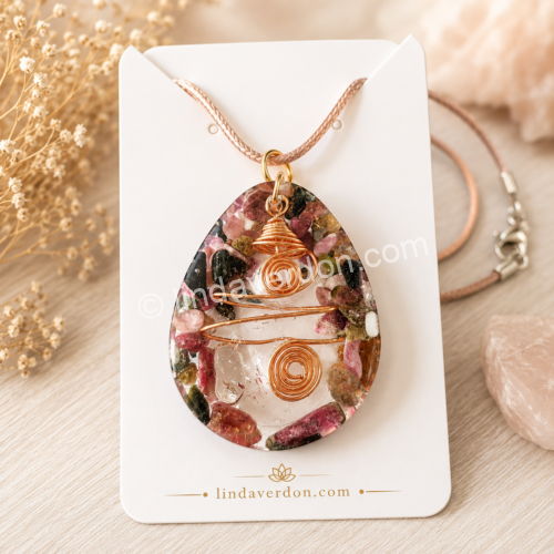 Création artisanale unique en résine époxy renfermant un cristal de roche, entouré de véritables éclats de rhodonite et sublimé par un fil d'or intégré à la création. Chaque pendentif est préparé selon notre démarche vibratoire et livré avec son cordon.