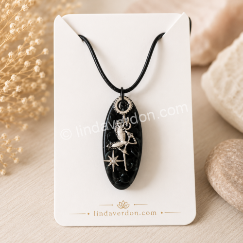 Découvrez ce pendentif en obsidienne noire avec fée argentée, réalisé à la main en résine époxy. Une création artisanale unique préparée avec soin dans l'univers de Linda Verdon.