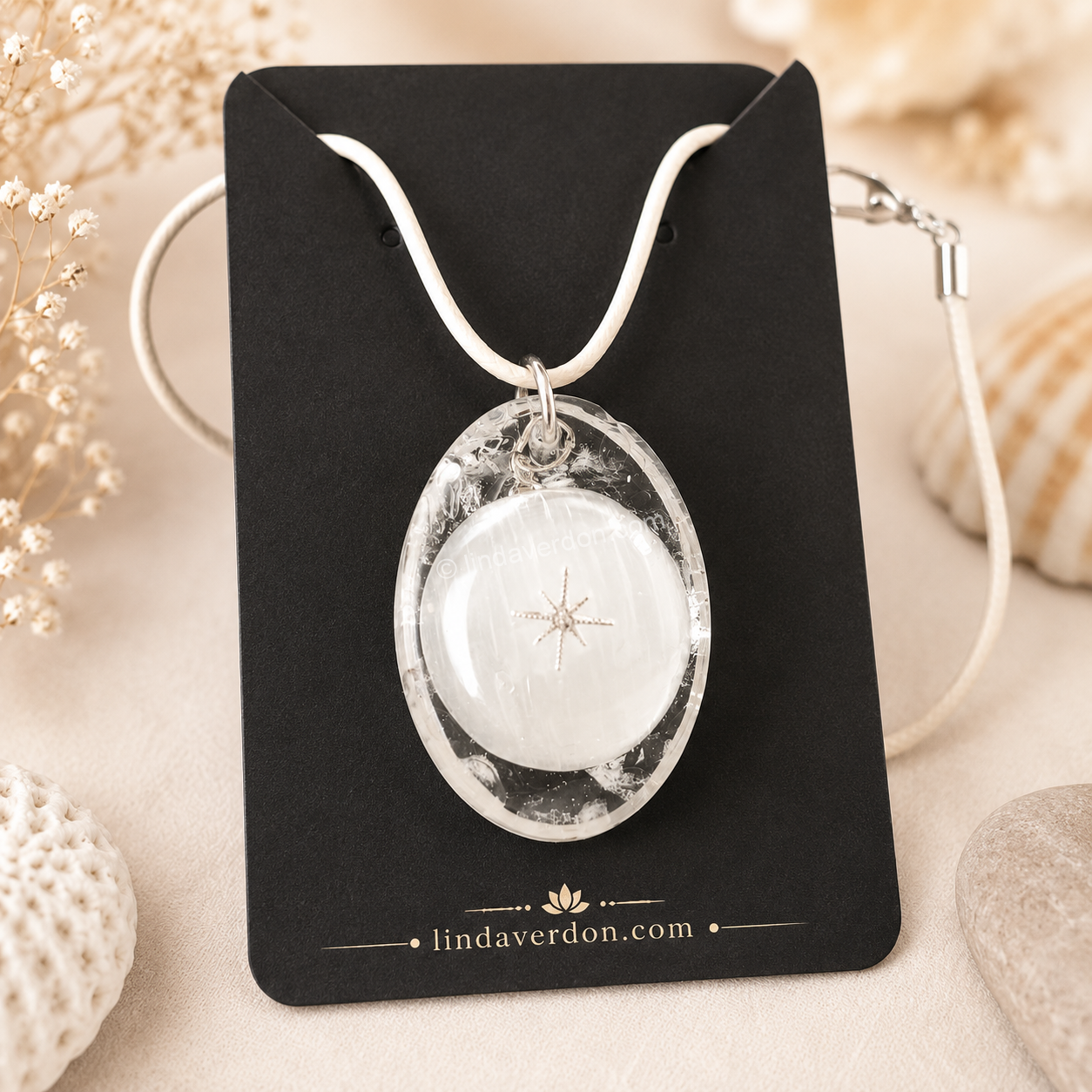 Découvrez ce pendentif Sélénite Cristal de Roche réalisé à la main en résine époxy. Une création artisanale unique avec étoile argentée, préparée avec soin dans l'univers de Linda Verdon.