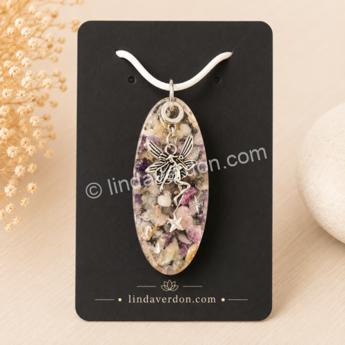 Découvrez ce pendentif Rhodonite Améthyste réalisé à la main en résine époxy avec une fée argentée. Une création artisanale unique préparée avec soin dans l'univers de Linda Verdon.
