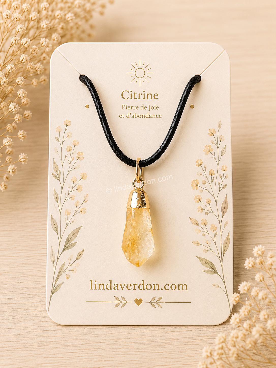 Découvrez ce pendentif en Citrine naturelle, pierre de joie, de confiance et d'abondance. Livré avec son cordon. Bijou en pierre naturelle signé Linda Verdon.
