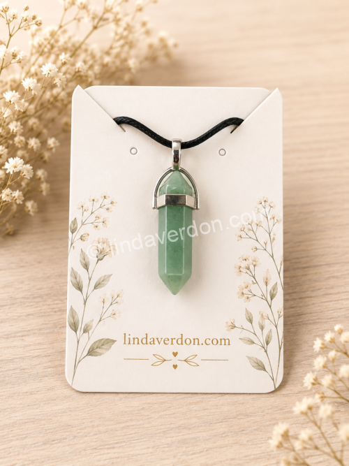 Découvrez ce pendentif en Aventurine verte naturelle taillée en pointe. Une pierre associée à l'harmonie, à la chance et au renouveau. Livré avec son cordon.