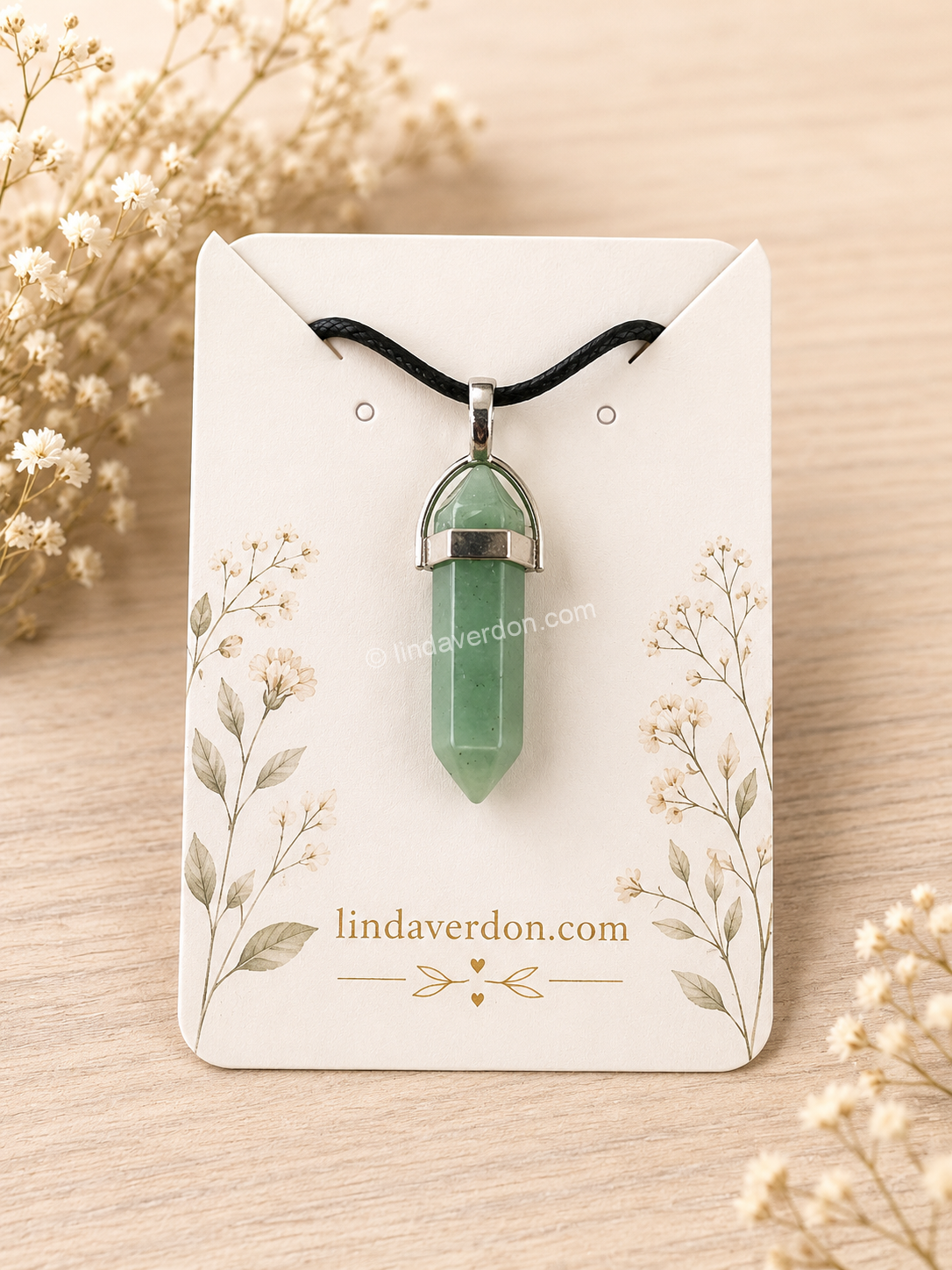 Découvrez ce pendentif en Aventurine verte naturelle taillée en pointe. Une pierre associée à l'harmonie, à la chance et au renouveau. Livré avec son cordon.