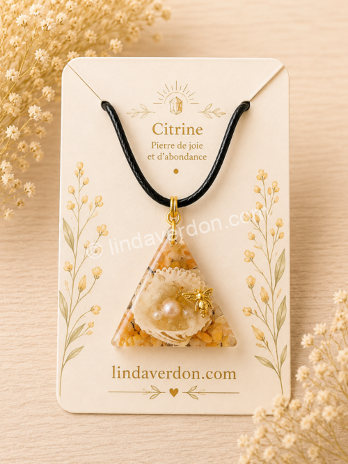 Découvrez ce Pendentif Triangle en Citrine et Cornaline, une création artisanale réalisée à la main en résine époxy. Ce bijou unique renferme une coquille naturelle, une perle d'eau douce, de véritables éclats de citrine et de cornaline, sublimés par une délicate abeille dorée, symbole de prospérité et d'harmonie. Livré avec son cordon.
