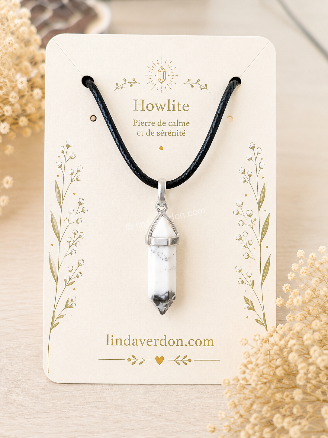 Découvrez ce Pendentif Pointe en Howlite, une pierre naturelle aux élégantes nuances blanches veinées de gris. Reconnue pour symboliser le calme, la sérénité et l'équilibre émotionnel, la Howlite est idéale pour accompagner les moments de détente et de méditation. Livré avec son cordon, ce pendentif est prêt à être porté ou offert.