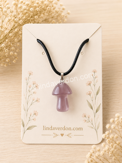 Découvrez ce pendentif champignon en Améthyste naturelle. Une pierre de sérénité, d'intuition et d'équilibre émotionnel. Livré avec son cordon. Bijou signé Linda Verdon.