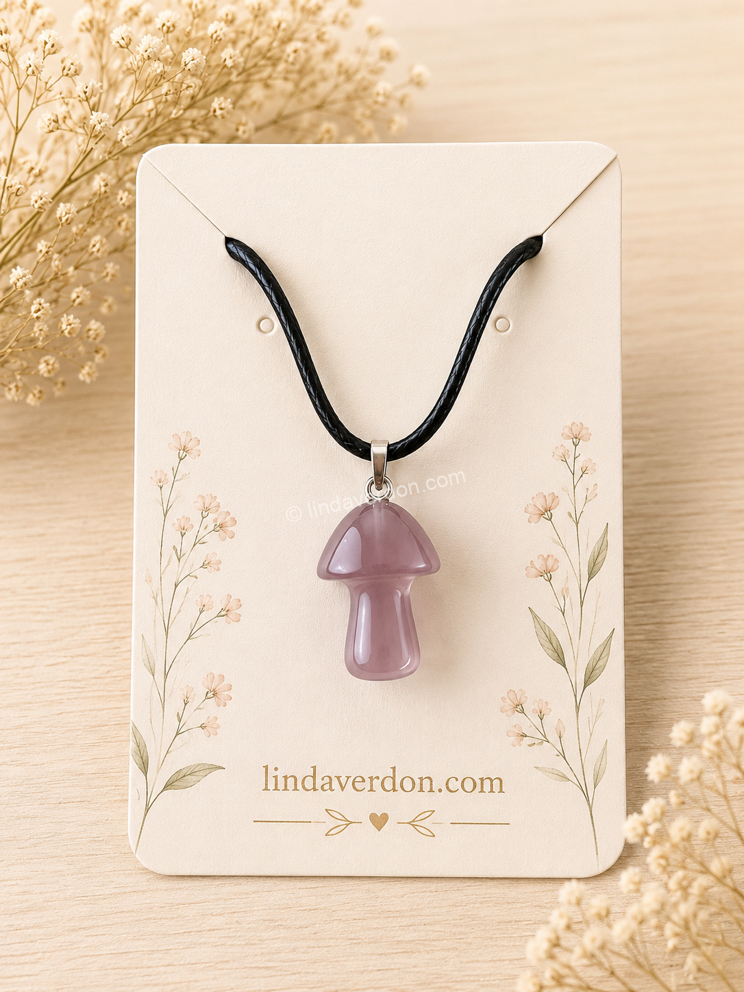 Découvrez ce pendentif champignon en Améthyste naturelle. Une pierre de sérénité, d'intuition et d'équilibre émotionnel. Livré avec son cordon. Bijou signé Linda Verdon.