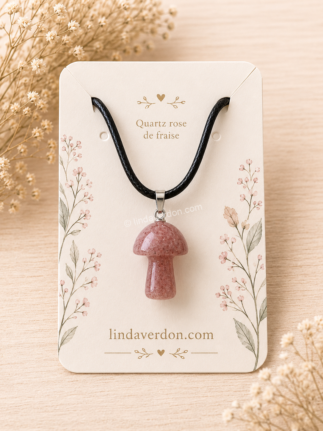 Découvrez ce pendentif champignon en Quartz Fraise naturel. Une pierre douce associée à l'amour, à l'équilibre émotionnel et à la joie de vivre. Livré avec son cordon.