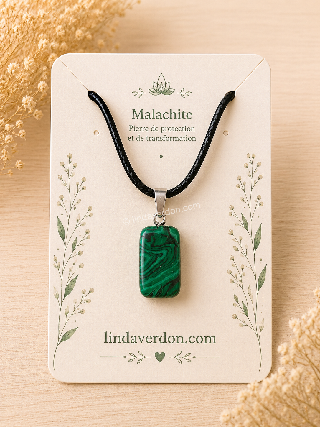 Découvrez ce pendentif en Malachite naturelle, pierre de protection, de transformation et de confiance. Livré avec son cordon. Bijou en pierre naturelle signé Linda Verdon.