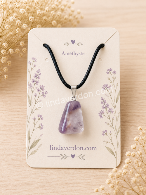 Découvrez ce pendentif en Améthyste naturelle, pierre de sérénité, d'intuition et d'équilibre. Livré avec son cordon. Bijou en pierre naturelle signé Linda Verdon.