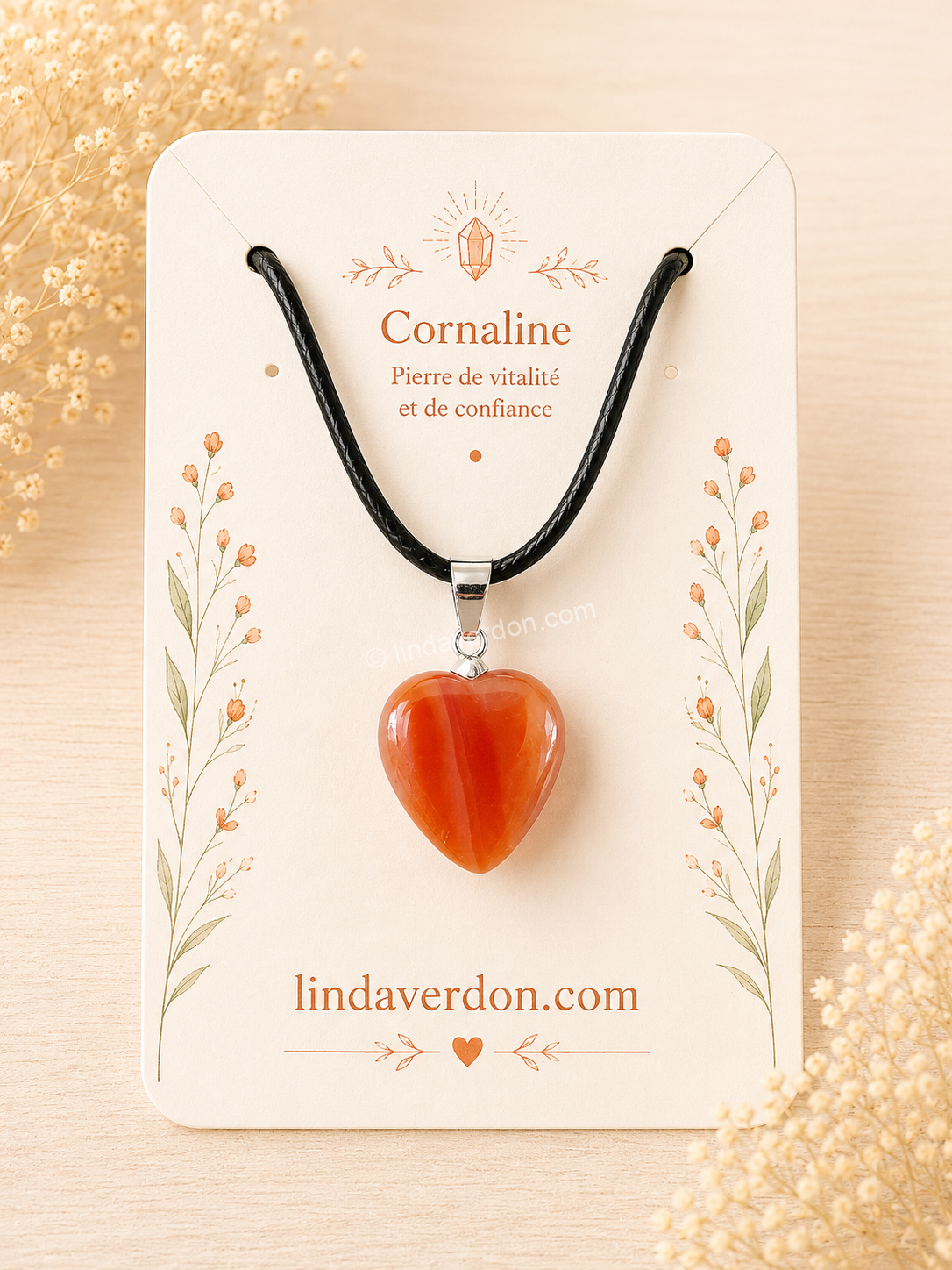 Ce Pendentif Cœur en Cornaline met en valeur toute la beauté de cette pierre naturelle, soigneusement polie en forme de cœur, symbole universel d'amour, de force intérieure et de bienveillance. Ses magnifiques teintes orangées à rouge profond rappellent la chaleur, la créativité et l'énergie de vie. Grâce à sa forme douce et intemporelle, ce pendentif s'accorde facilement avec toutes les tenues et constitue également une belle idée de cadeau. Chaque pendentif est sélectionné avec soin afin de révéler les nuances naturelles propres à la cornaline. Aucune pierre n'étant identique, chaque bijou possède son caractère unique. Comme toutes les créations proposées dans la boutique Linda Verdon, ce pendentif est préparé dans une atmosphère de calme et de sérénité. Avant son expédition, il est harmonisé grâce aux sons d'un bol tibétain et à différentes fréquences sonores sélectionnées avec soin. Il est livré avec son cordon noir, prêt à être porté. Les bienfaits traditionnellement associés à la Cornaline Depuis des siècles, la Cornaline est appréciée pour son énergie chaleureuse et dynamisante. Dans les traditions de la lithothérapie, elle est associée à : la vitalité et l'énergie ; la confiance en soi ; la motivation ; le courage pour entreprendre de nouveaux projets ; la créativité et l'expression personnelle ; la joie de vivre et l'enthousiasme. Elle est souvent choisie par les personnes souhaitant retrouver de l'élan, développer leur assurance ou stimuler leur créativité. Les propriétés des pierres relèvent des traditions de la lithothérapie et des pratiques de bien-être. Elles ne remplacent en aucun cas un avis médical, un diagnostic ou un traitement. La symbolique du cœur Le cœur est le symbole universel de l'amour, de l'affection et des liens sincères. Associé à la Cornaline, il évoque également la confiance, la chaleur humaine, la force intérieure et le plaisir d'avancer avec enthousiasme. C'est un bijou que l'on peut offrir à une personne chère ou choisir pour soi comme symbole d'énergie positive et de renouveau. Caractéristiques Pierre naturelle : Cornaline Forme : Cœur Finition : Pierre polie Bélière métallique Cordon noir fourni Pierre naturelle unique Préparation vibratoire au bol tibétain Harmonisation par fréquences sonores Dimensions Longueur : environ 3 cm Largeur : environ 2,5 cm Épaisseur : environ 1 cm Longueur du cordon : à compléter Conseils d'entretien Nettoyez délicatement votre pendentif avec un chiffon doux. Évitez les chocs importants ainsi que le contact prolongé avec les produits chimiques ou les parfums afin de préserver tout l'éclat de la pierre. Pourquoi choisir une création Linda Verdon ? Chez Linda Verdon, chaque bijou est sélectionné avec attention afin de mettre en valeur la beauté des pierres naturelles. Avant son expédition, chaque création bénéficie d'une préparation vibratoire inspirée des sons du bol tibétain et de fréquences sonores, dans le respect de notre univers artisanal et spirituel.