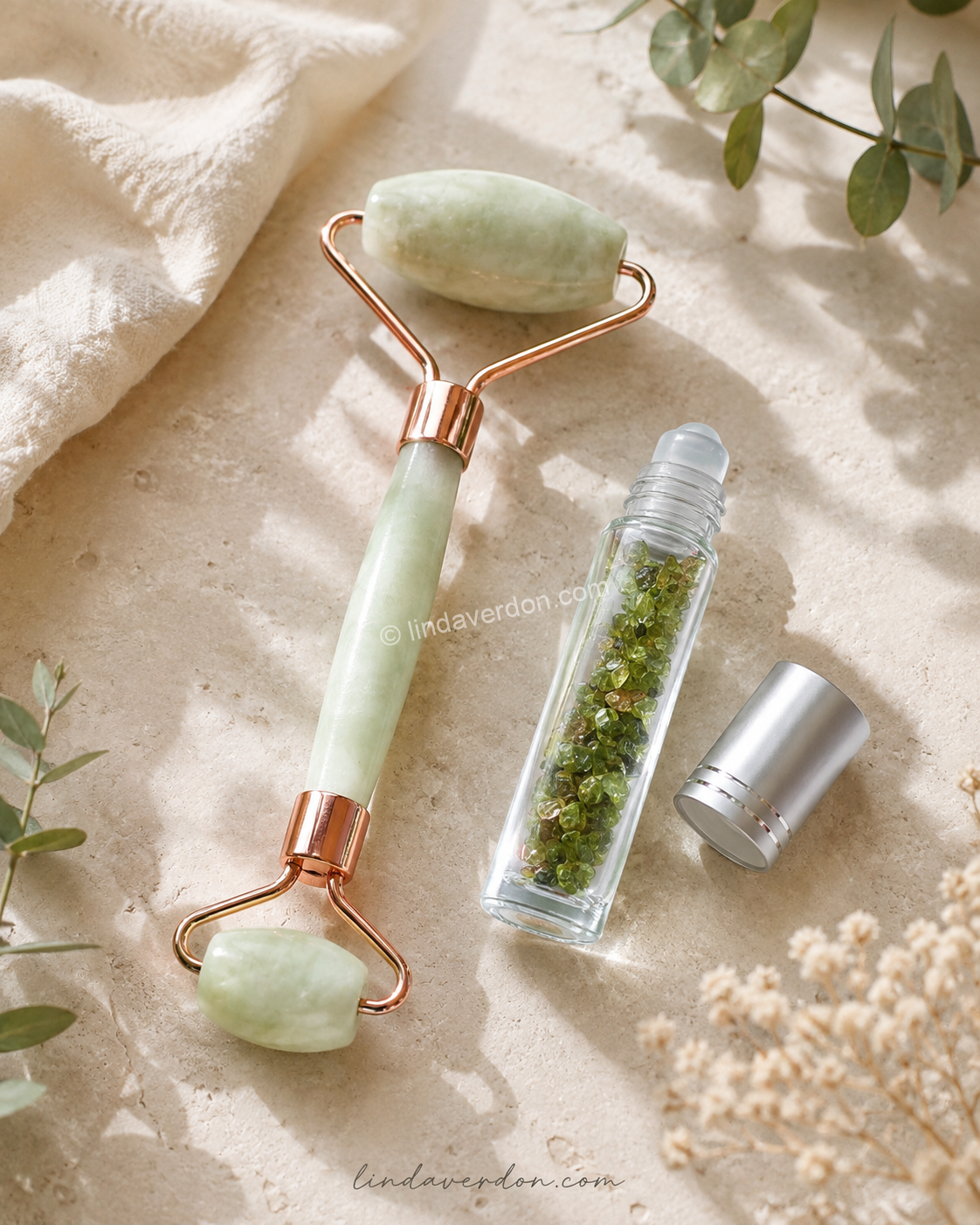 Découvrez ce pack beauté composé d’un roller visage en jade rose gold et d’un roll-on aux chips de péridot, idéal pour compléter votre rituel de soin.