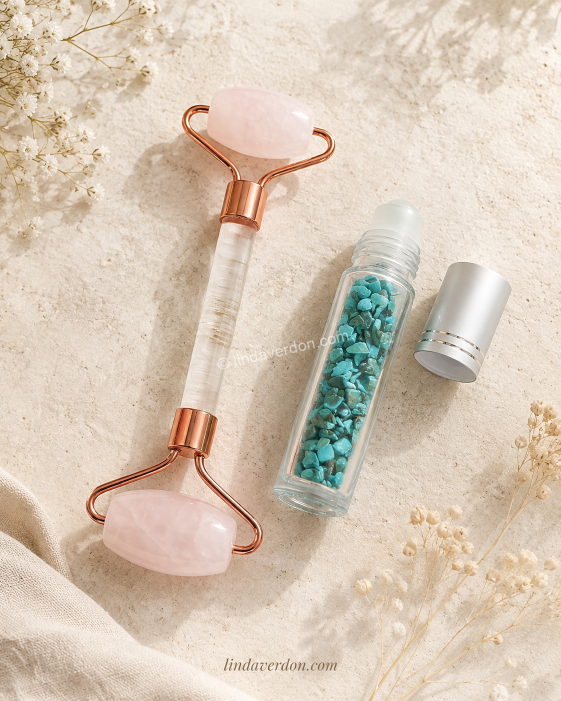 Découvrez ce pack beauté avec rouleau visage en quartz rose et stick roll-on avec chips de turquoise, idéal pour un rituel bien-être doux et élégant.