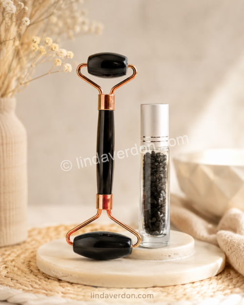 Ce roll-on en obsidienne noire est accompagné d’un stick à bille avec chips d’obsidienne pour créer un rituel de massage complet pour le visage et le corps.