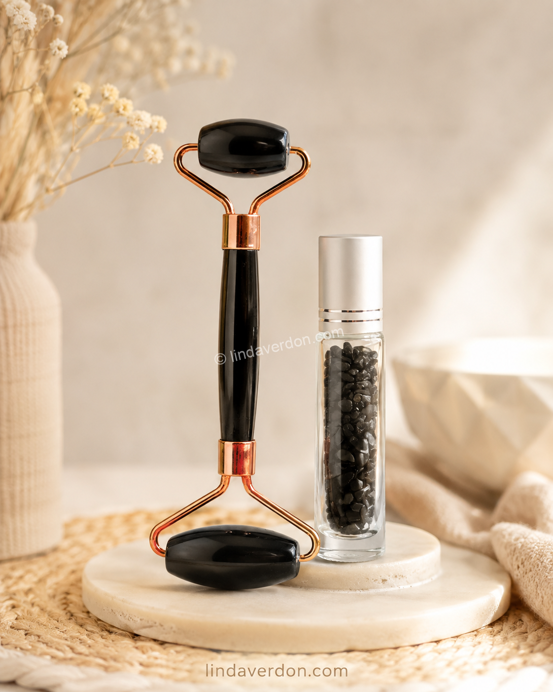Ce roll-on en obsidienne noire est accompagné d’un stick à bille avec chips d’obsidienne pour créer un rituel de massage complet pour le visage et le corps.