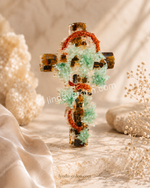 Découvrez Équilibre Minéral, une création artisanale de 19,5 cm en œil du tigre, aventurine, cornaline et Goldstone, entièrement réalisée à la main.