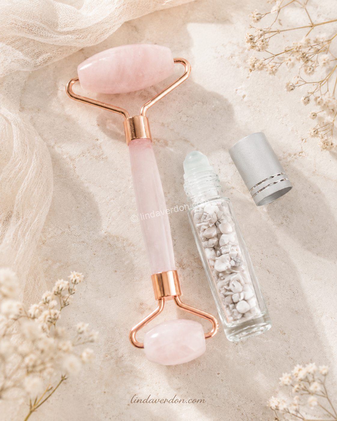 Découvrez ce duo beauté avec rouleau visage en quartz rose et roll-on en howlite, idéal pour un rituel de massage et de détente au quotidien.