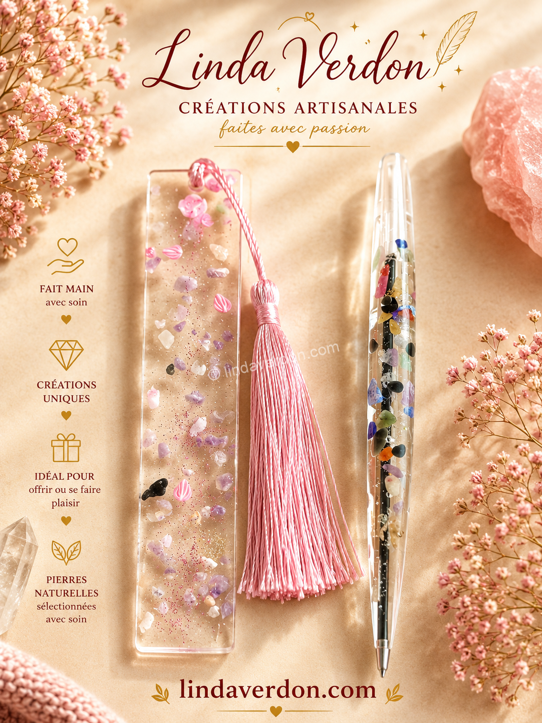 Coffret artisanal avec marque-page en améthyste et petites fleurs roses, accompagné d'un stylo en lapis-lazuli et obsidienne noire. Création unique faite main.