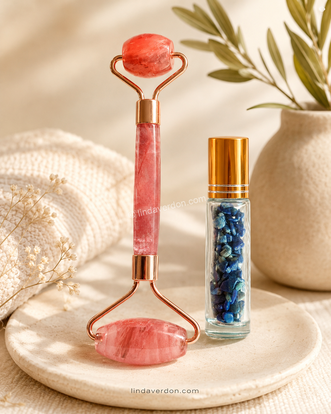 Découvrez ce duo avec roll-on visage en quartz rose et stick roll-on aux chips de lapis-lazuli, idéal pour un rituel beauté et bien-être élégant.