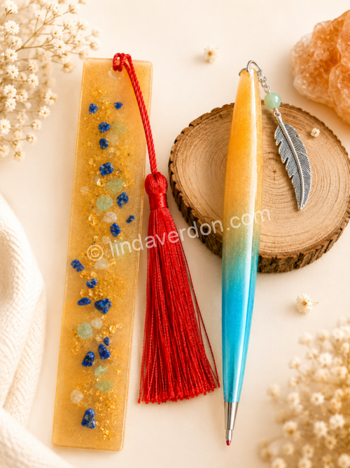 Coffret artisanal avec marque-page doré en lapis-lazuli et aventurine, accompagné d'un stylo aux couleurs de l'océan avec plume argentée. Création unique faite main.