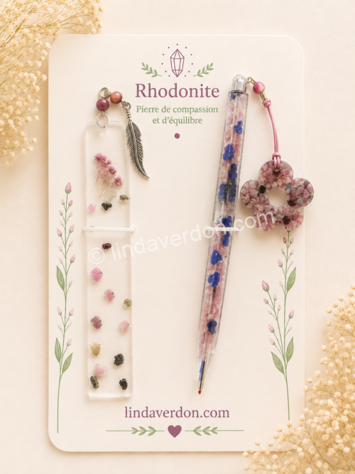 Coffret artisanal avec marque-page en rhodonite et fleurs naturelles, accompagné d'un stylo en rhodonite et lapis-lazuli. Création unique réalisée à la main.