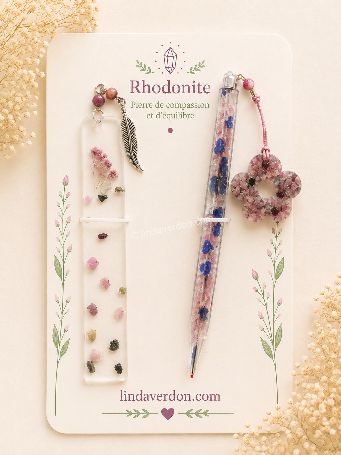 Coffret artisanal avec marque-page en rhodonite et fleurs naturelles, accompagné d'un stylo en rhodonite et lapis-lazuli. Création unique réalisée à la main.