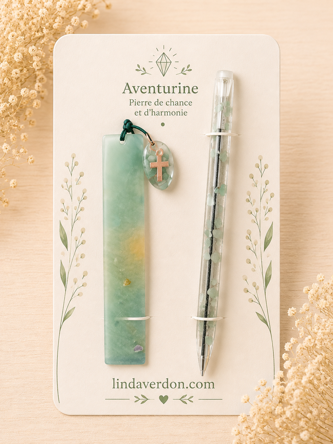 Coffret artisanal composé d'un marque-page en résine et d'un stylo transparent en aventurine. Une création unique réalisée à la main par Linda Verdon.