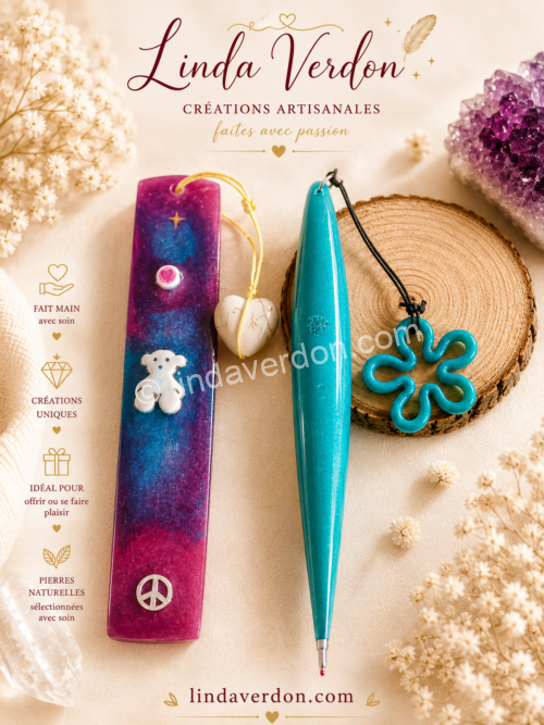 Coffret artisanal avec marque-page aux couleurs de la nuit, décoré d'un nounours, d'un cœur en pierre naturelle et d'un symbole Peace & Love, accompagné d'un stylo bicolore.