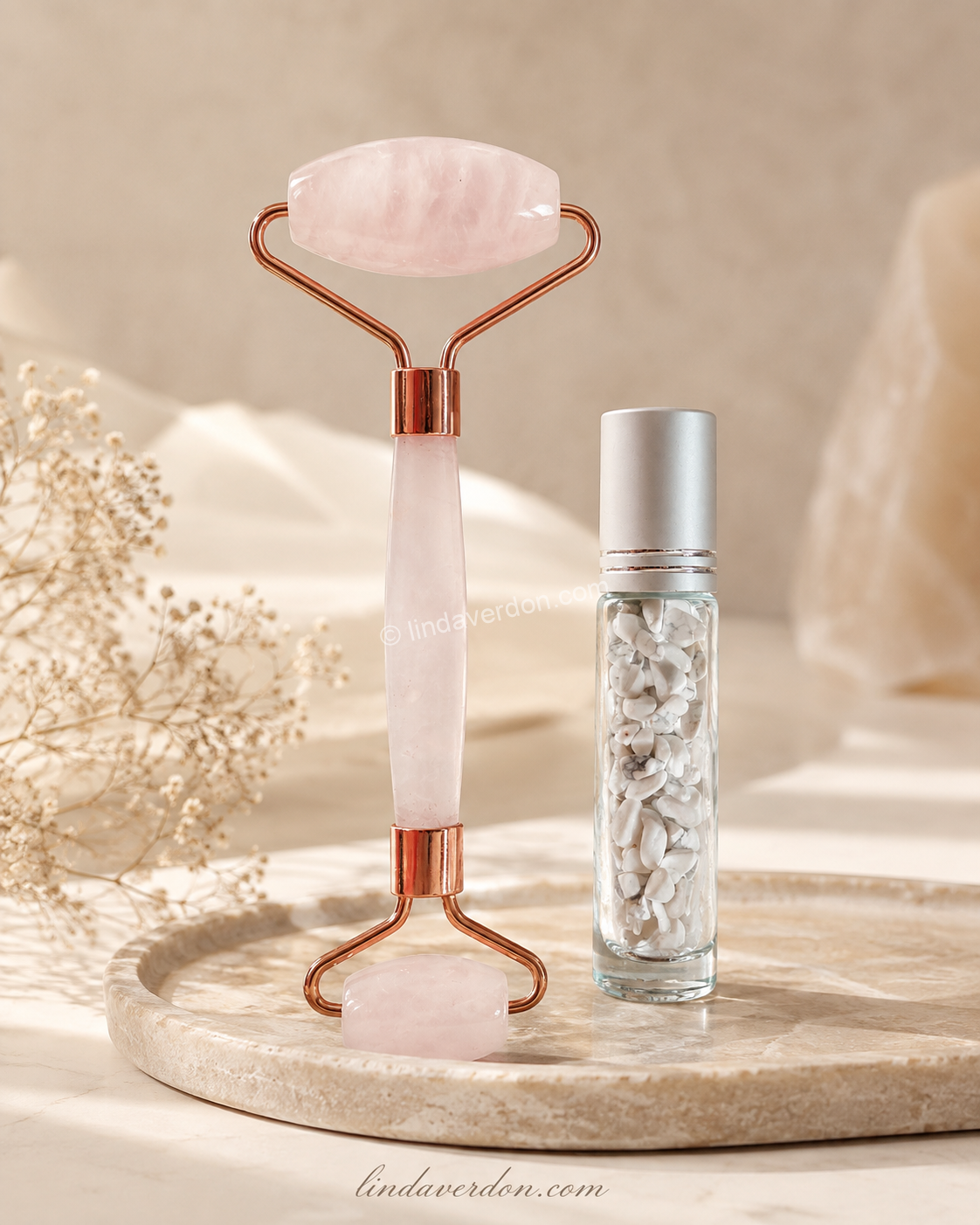 Découvrez ce duo beauté avec rouleau visage en quartz rose et roll-on en howlite, idéal pour un rituel de massage et de détente au quotidien.