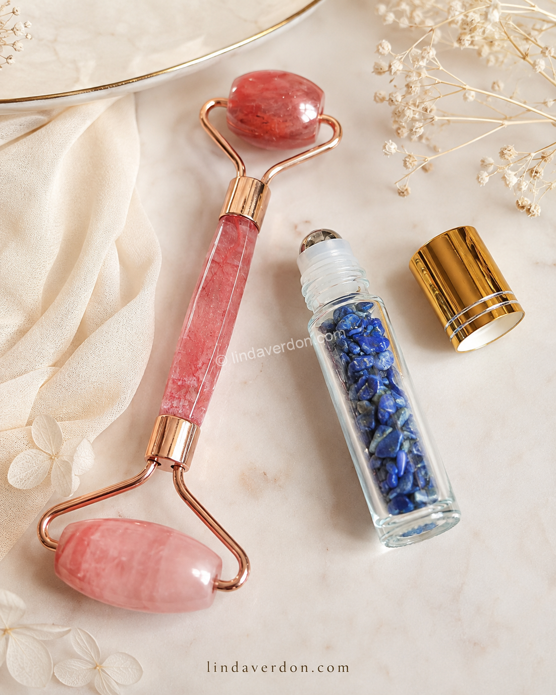 Découvrez ce duo avec roll-on visage en quartz rose et stick roll-on aux chips de lapis-lazuli, idéal pour un rituel beauté et bien-être élégant.