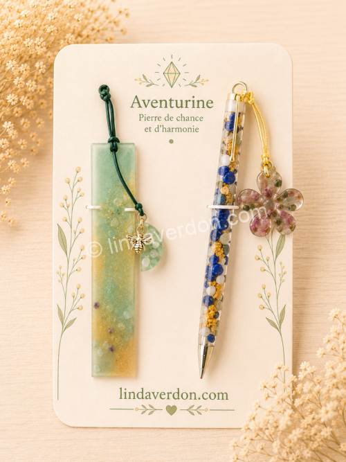 Coffret artisanal avec marque-page en aventurine et stylo en lapis-lazuli, orné d'une fleur en rhodonite. Création unique réalisée à la main.