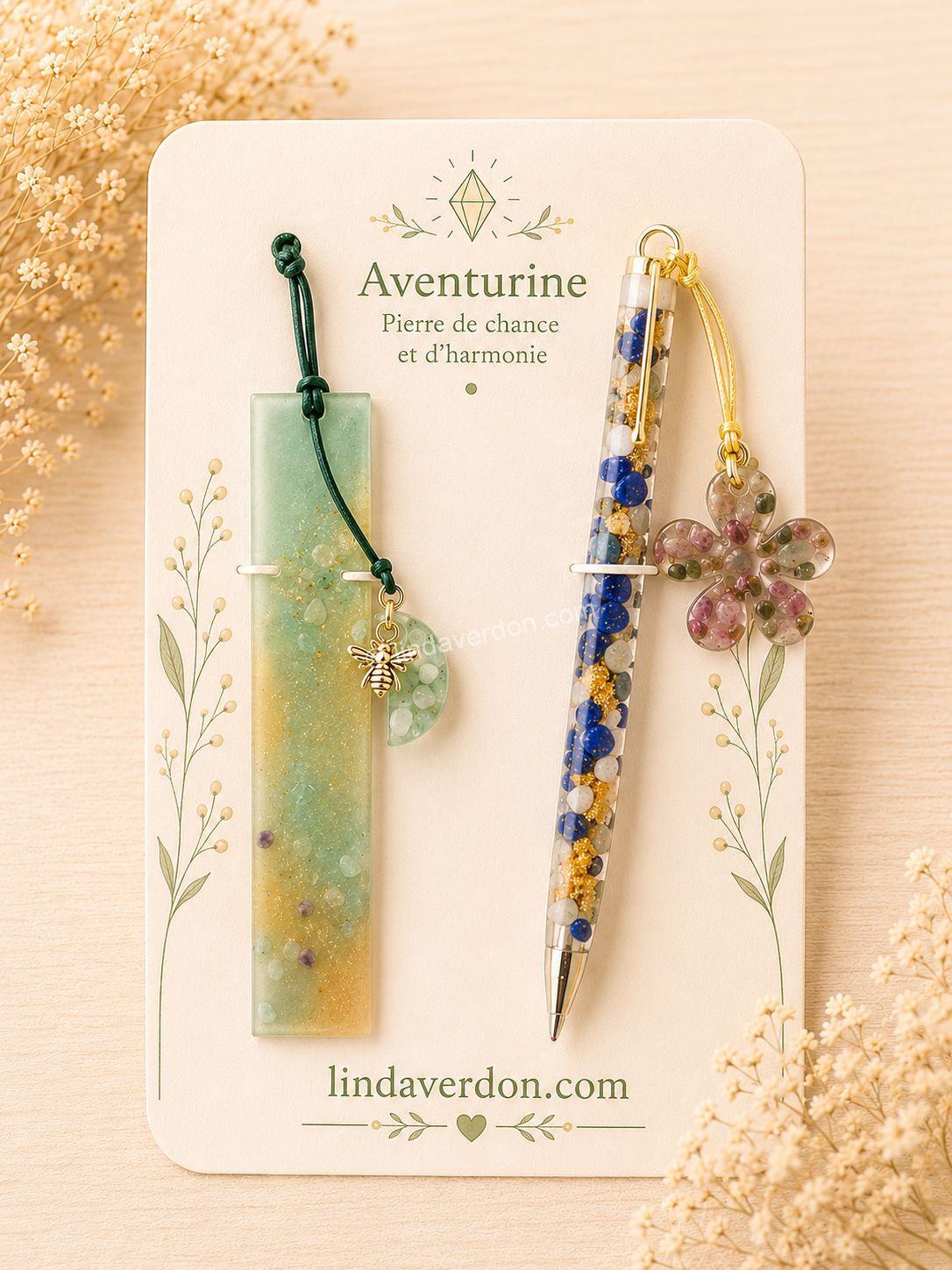Coffret artisanal avec marque-page en aventurine et stylo en lapis-lazuli, orné d'une fleur en rhodonite. Création unique réalisée à la main.