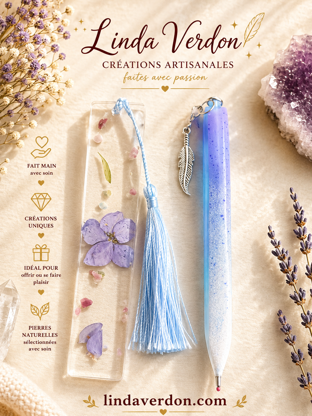 Coffret artisanal avec marque-page en rhodonite et fleurs naturelles, accompagné d'un stylo bleu et violine orné d'une plume argentée. Création unique réalisée à la main.