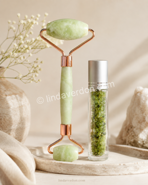 Découvrez ce pack beauté composé d’un roller visage en jade rose gold et d’un roll-on aux chips de péridot, idéal pour compléter votre rituel de soin.