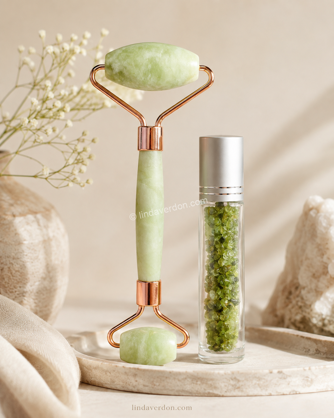 Découvrez ce pack beauté composé d’un roller visage en jade rose gold et d’un roll-on aux chips de péridot, idéal pour compléter votre rituel de soin.
